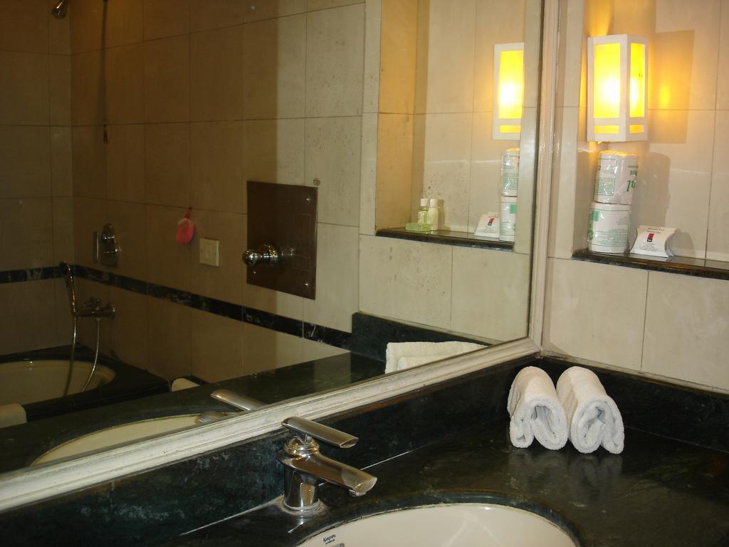 J'S Inn New Delhi Buitenkant foto